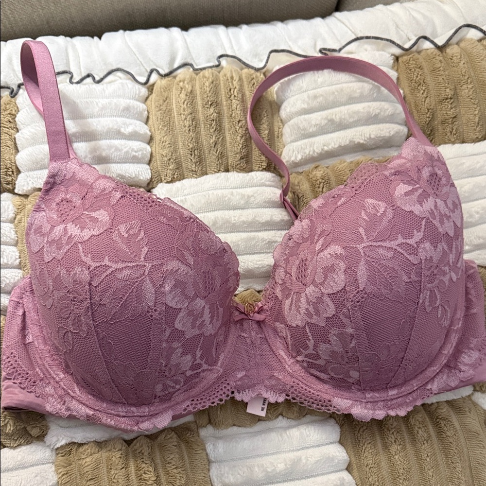 Victoria's Secret body by Victoria all over lace lightly lined Demi